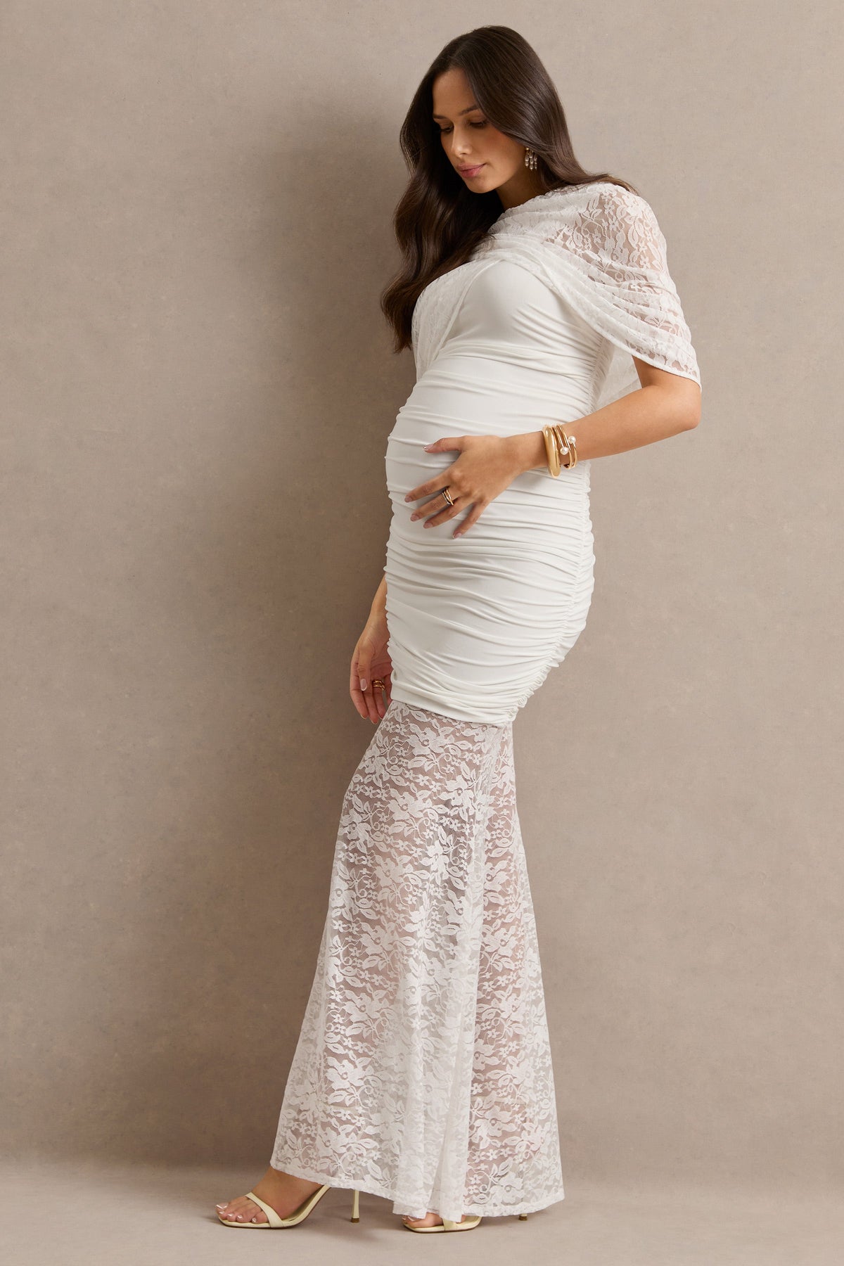 Bronta | Weißes Umstands-Maxikleid aus Spitze mit hohem Ausschnitt, kurzem Cape und transparentem Rock
