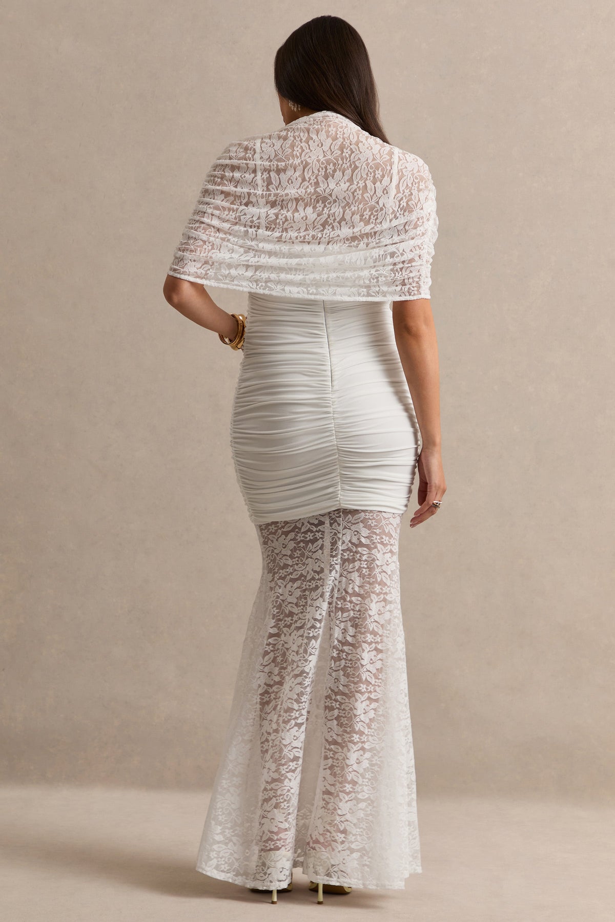 Bronta | Weißes Umstands-Maxikleid aus Spitze mit hohem Ausschnitt, kurzem Cape und transparentem Rock