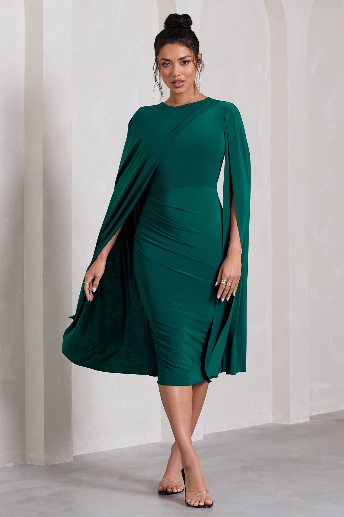Marysol | Smaragdgrünes Midikleid mit asymmetrischen Cape-Ärmeln