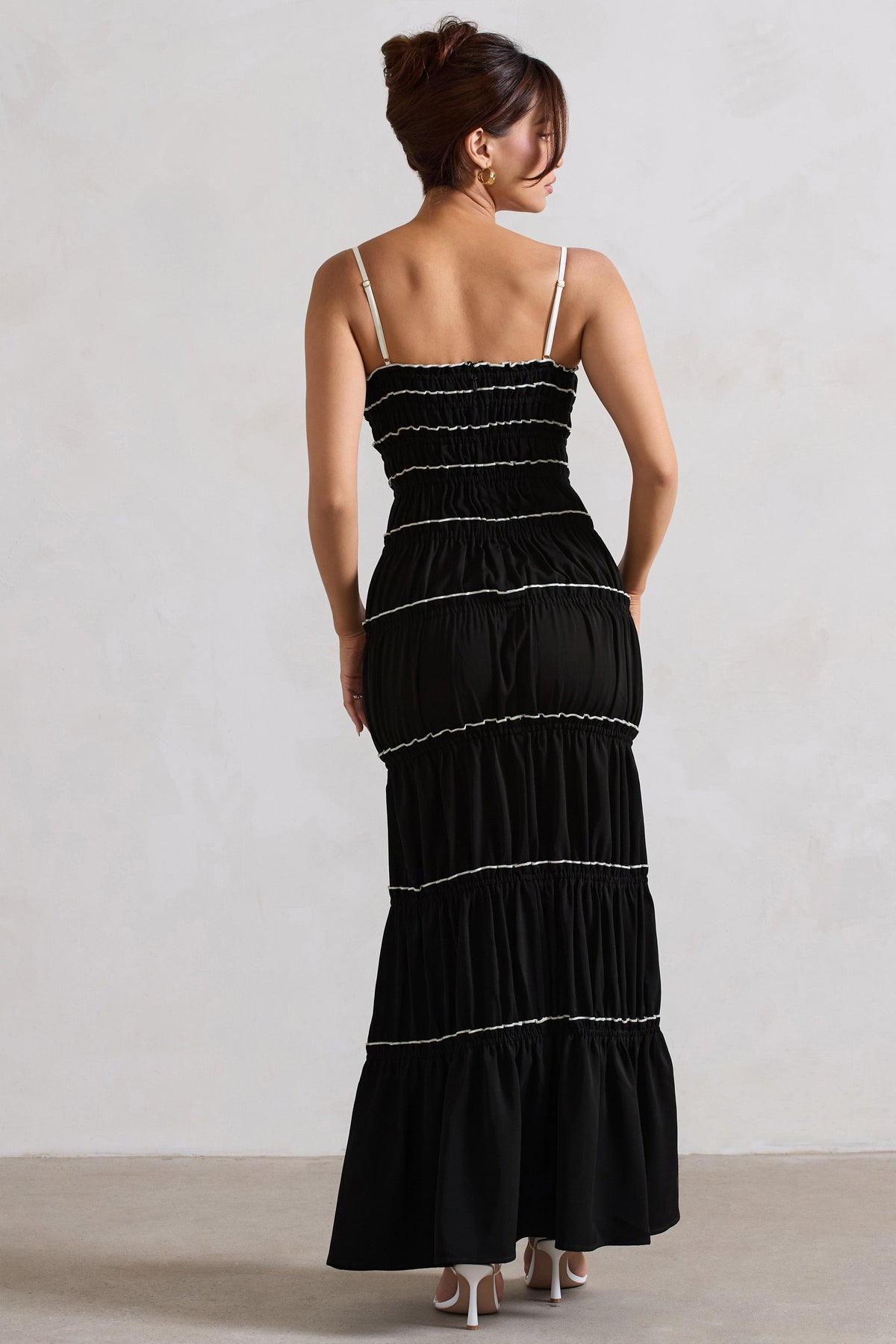 Summer Breeze | Schwarzes Maxikleid mit Trägern und gerafftem Stufenrock