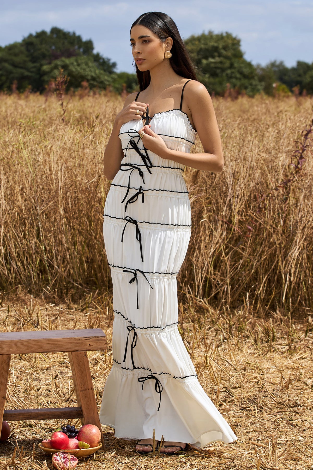 Summer Breeze | Weißes Maxikleid mit Trägern und gerafftem Stufendesign
