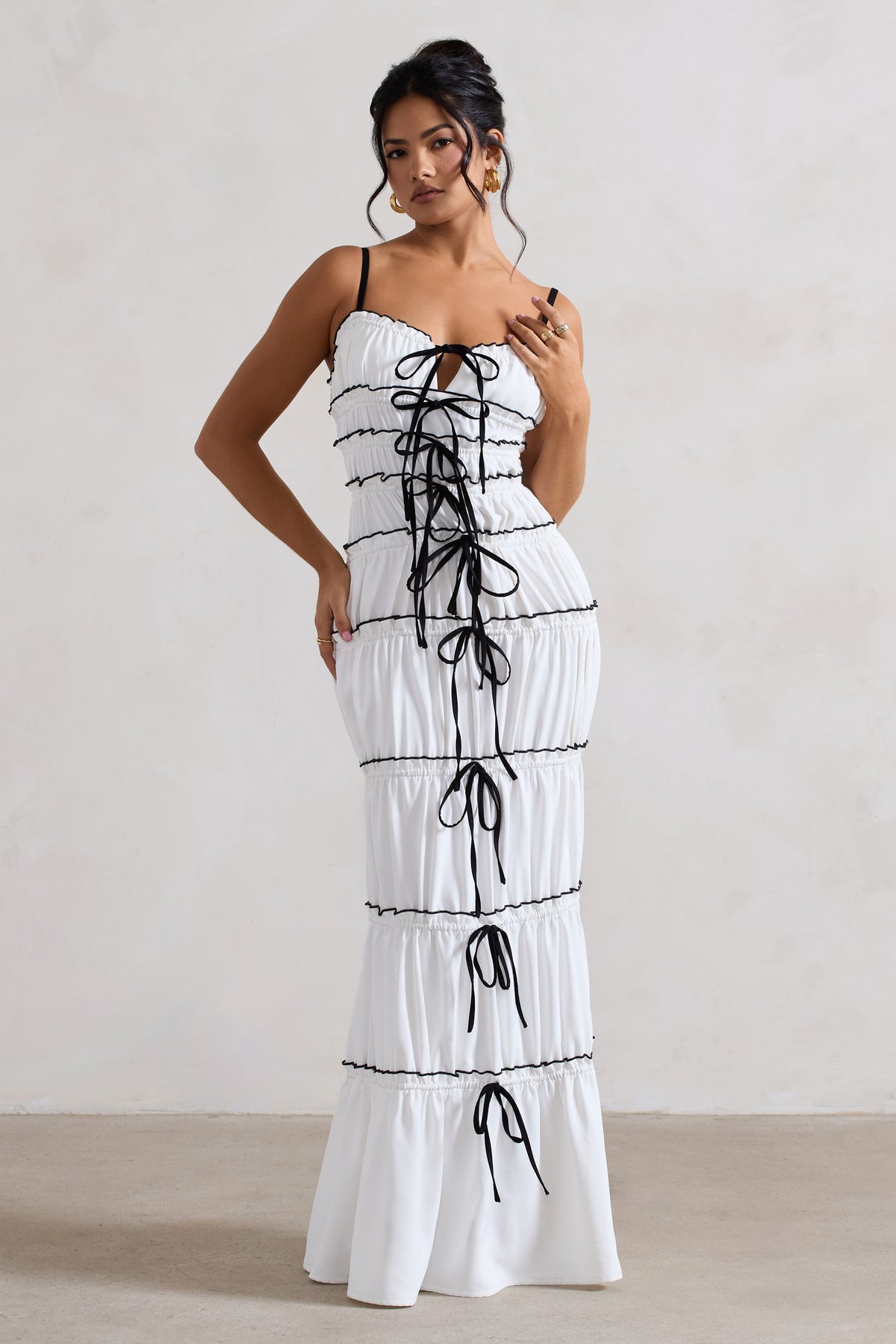 Summer Breeze | Weißes Maxikleid mit Trägern und gerafftem Stufendesign