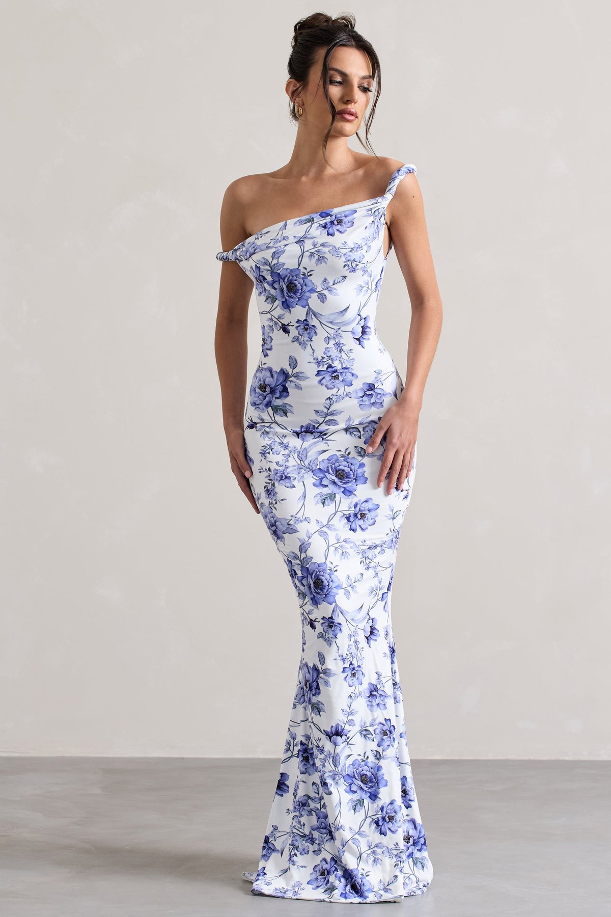 Lita | Blaues Blumenmuster-Maxikleid mit verdrehtem asymmetrischen Schnitt