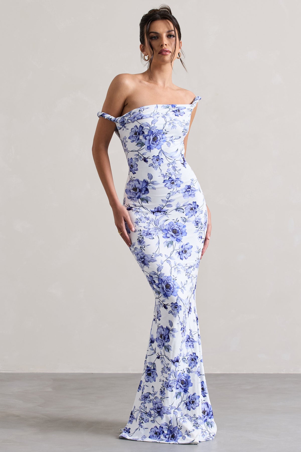 Lita | Blaues Blumenmuster-Maxikleid mit verdrehtem asymmetrischen Schnitt