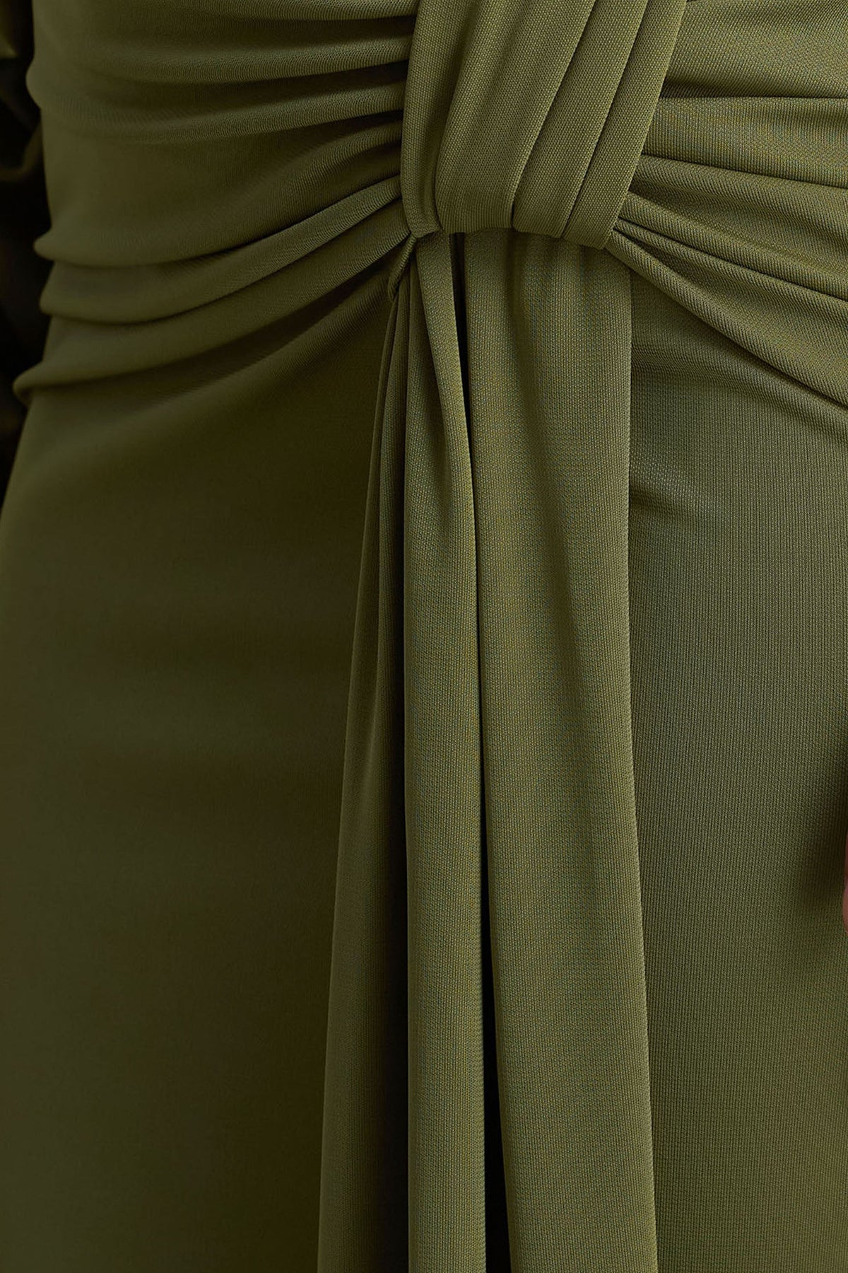 Layla | Olivgrünes Maxikleid mit asymmetrischem Ausschnitt, Cut-out und Raffung