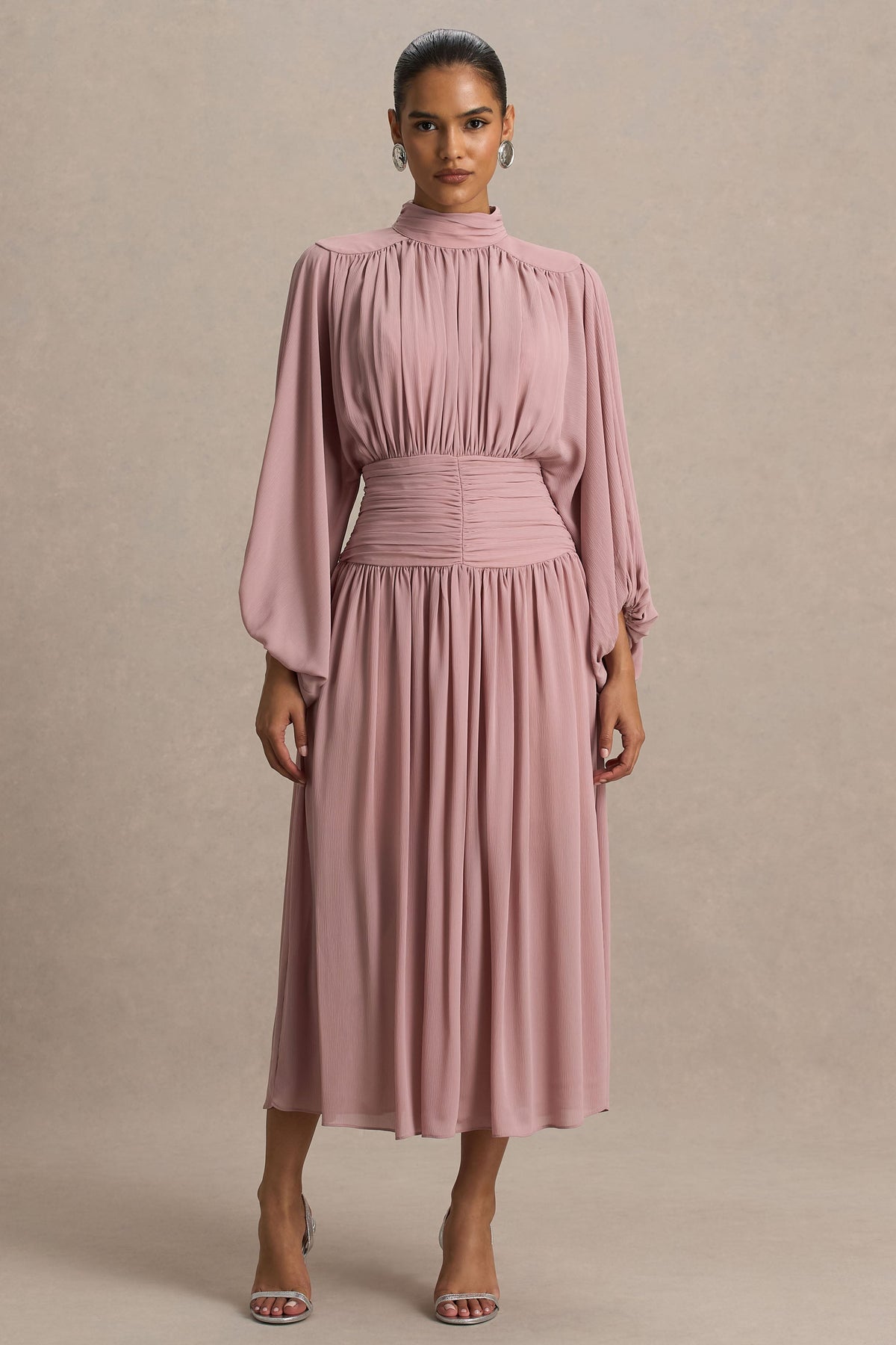 Annabel | Staubrosa Midikleid mit hohem Kragen, tiefer Taille und Faltendetails