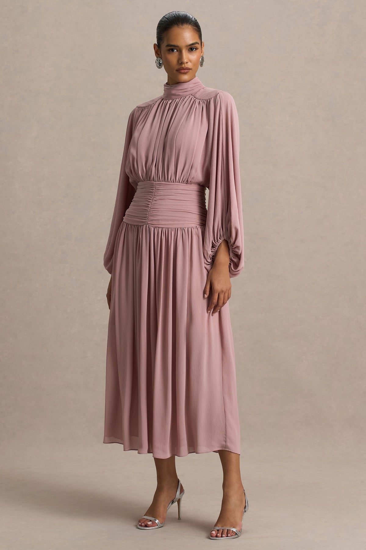 Annabel | Staubrosa Midikleid mit hohem Kragen, tiefer Taille und Faltendetails