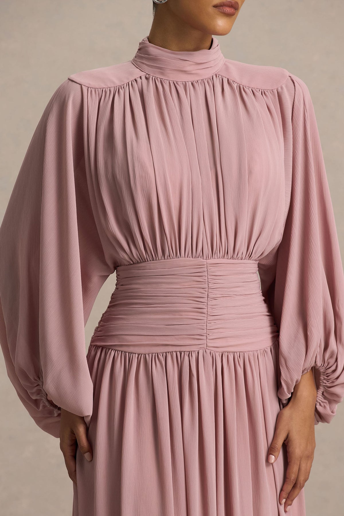 Annabel | Staubrosa Midikleid mit hohem Kragen, tiefer Taille und Faltendetails