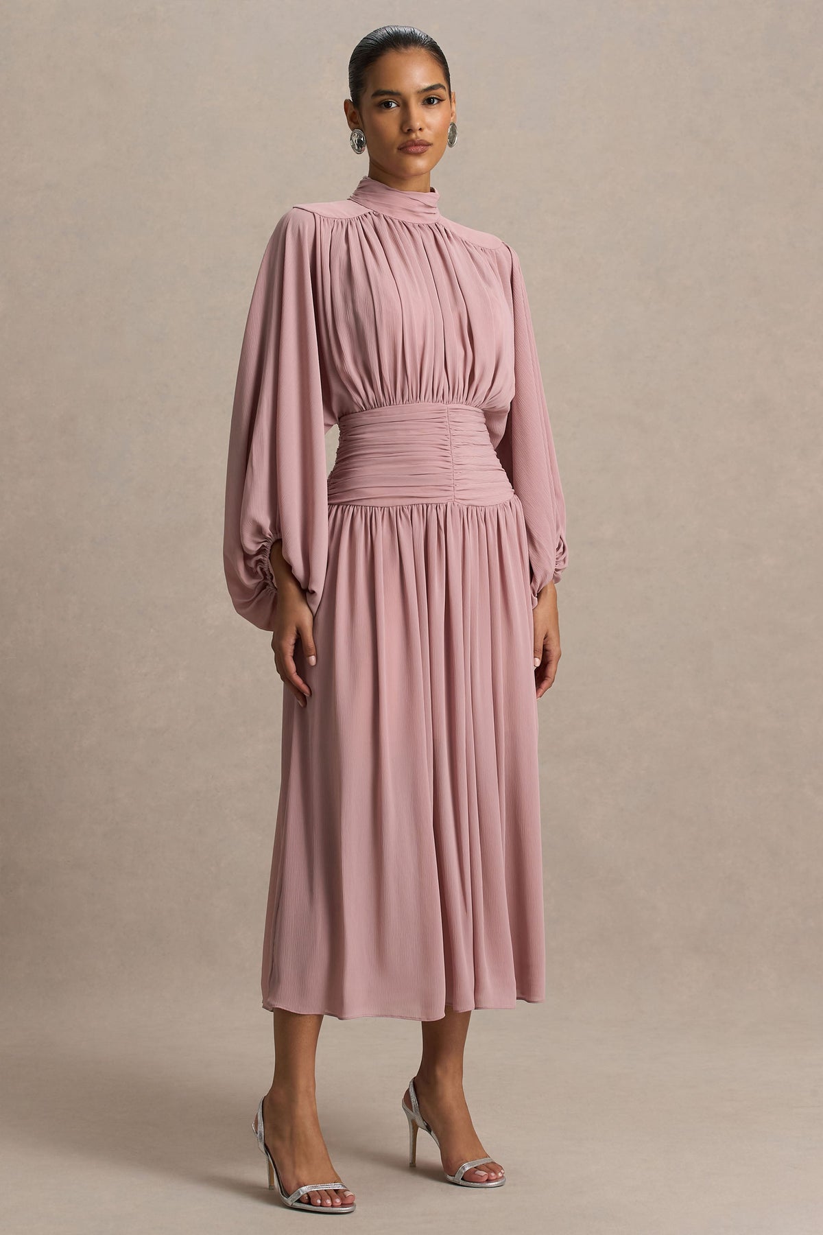 Annabel | Staubrosa Midikleid mit hohem Kragen, tiefer Taille und Faltendetails