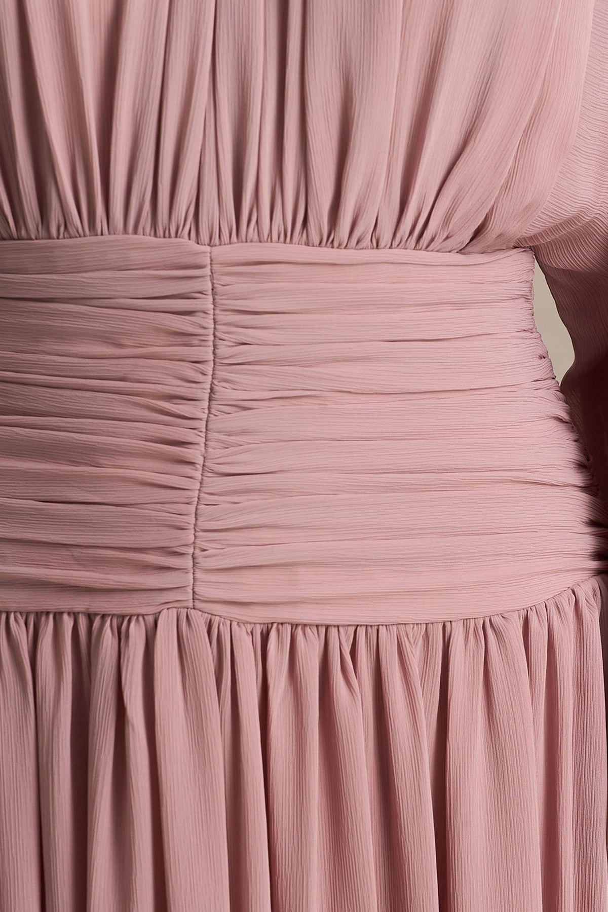 Annabel | Staubrosa Midikleid mit hohem Kragen, tiefer Taille und Faltendetails
