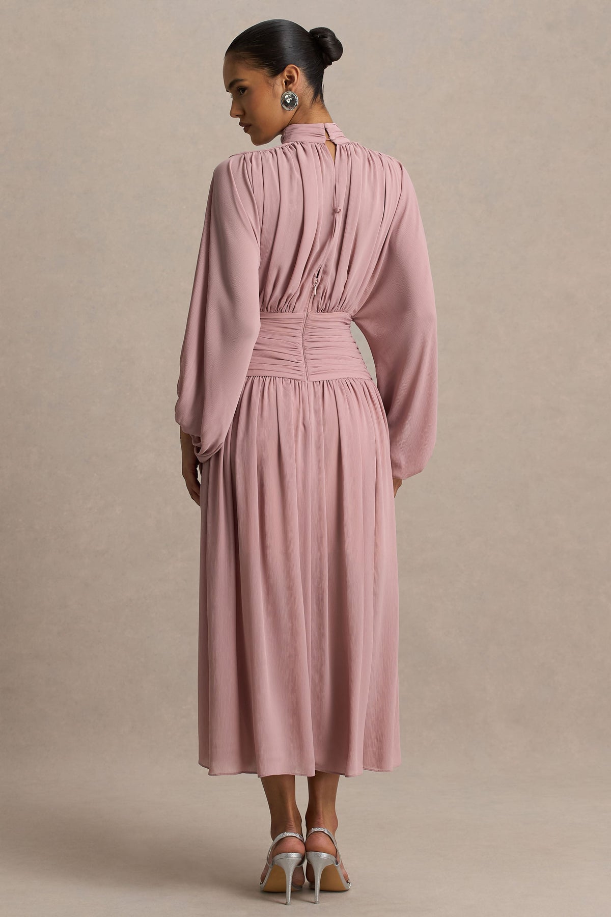 Annabel | Staubrosa Midikleid mit hohem Kragen, tiefer Taille und Faltendetails